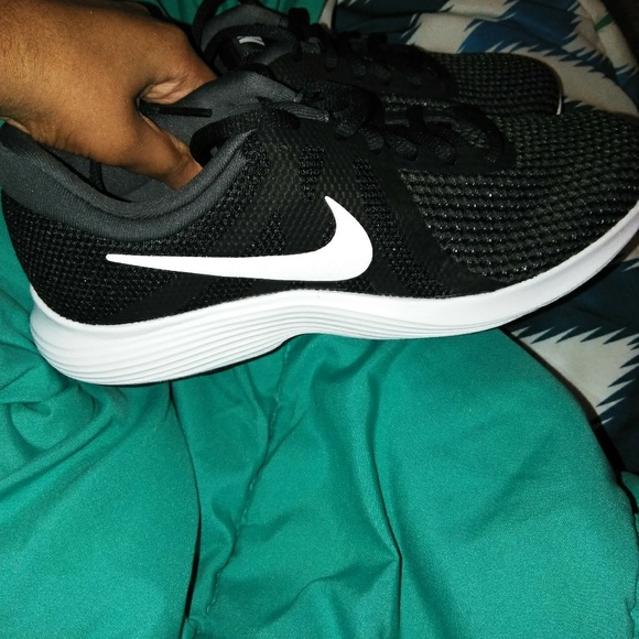 Brand new nike shoes - Picture 2 of 3